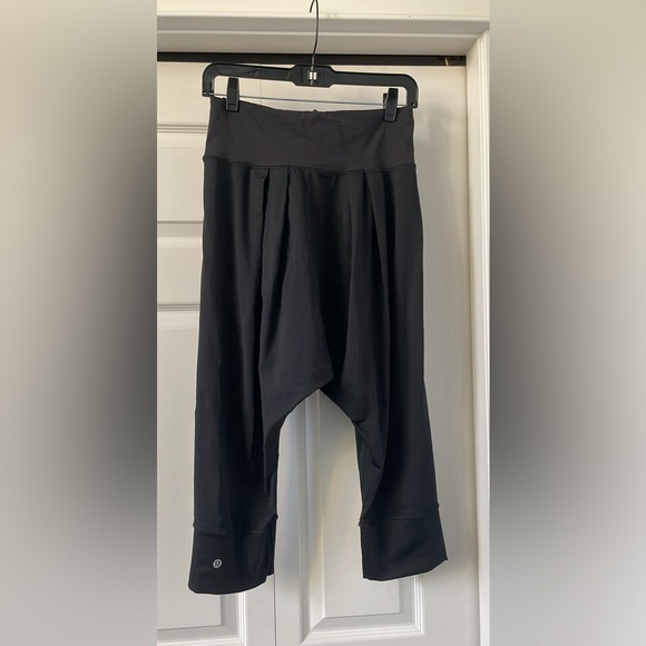 Lululemon yoga crops - Picture 2 of 4